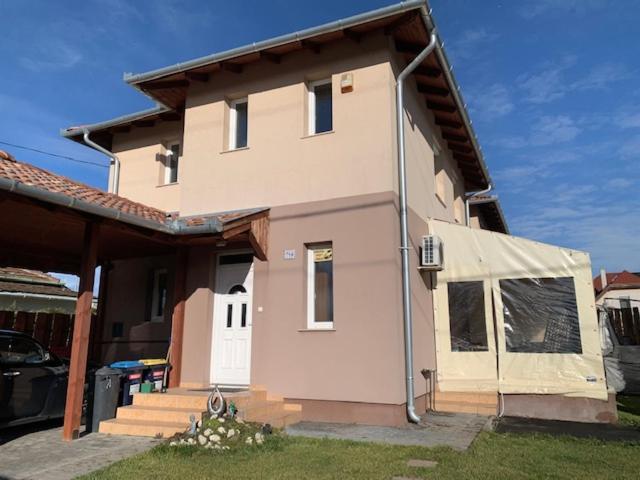 Airport Road/reptér Közeli Ház Privát Parkolóval Apartman